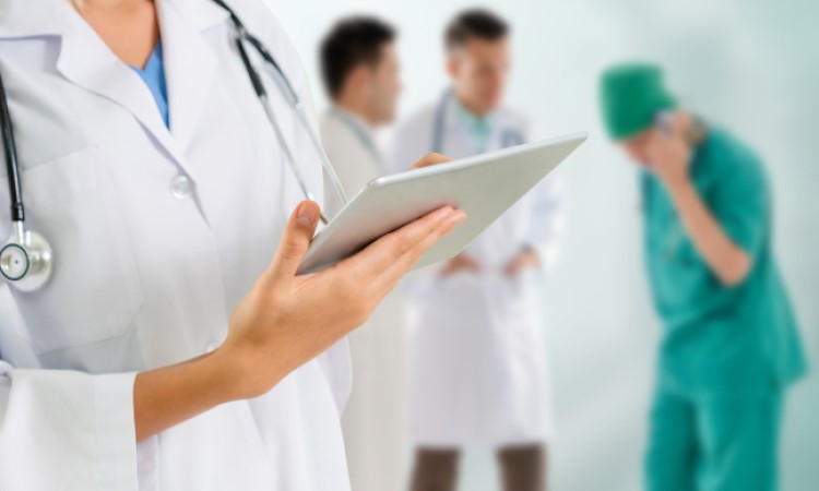 aerztin-nutzt-tablet Clouds im Gesundheitswesen fördern Digitalisierung
