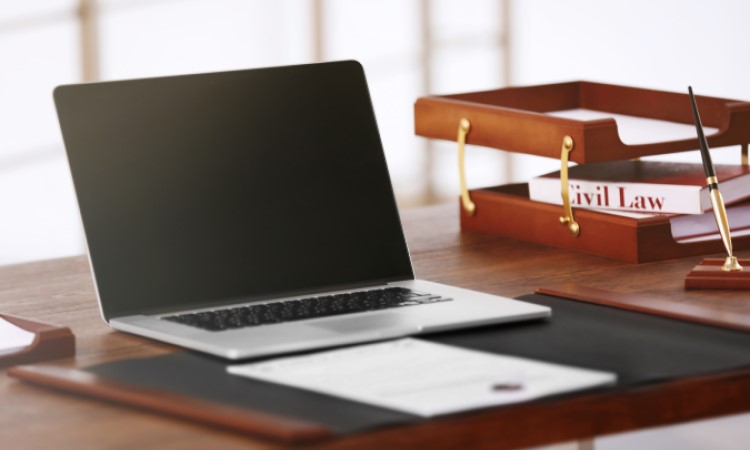 schreibtisch-rechtsanwalt-mit-laptop Cloud für Anwälte