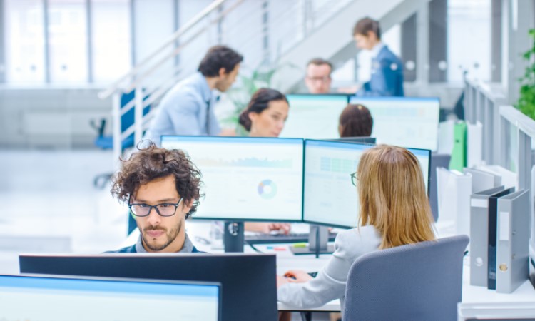 mann-und-frau-am-schreibtisch-mit-monitore Cloud für kleine und mittlere Unternehmen