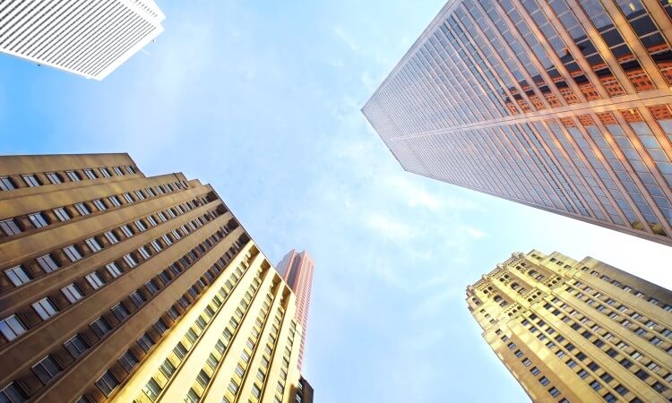 cloud-unternehmen-wolkenkratzer-buerogebaeude Cloud für Unternehmen
