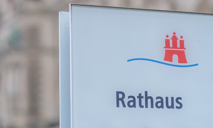 rathaus-hamburg-hinweisschild Clouds für Behörden im Rathaus Hamburg